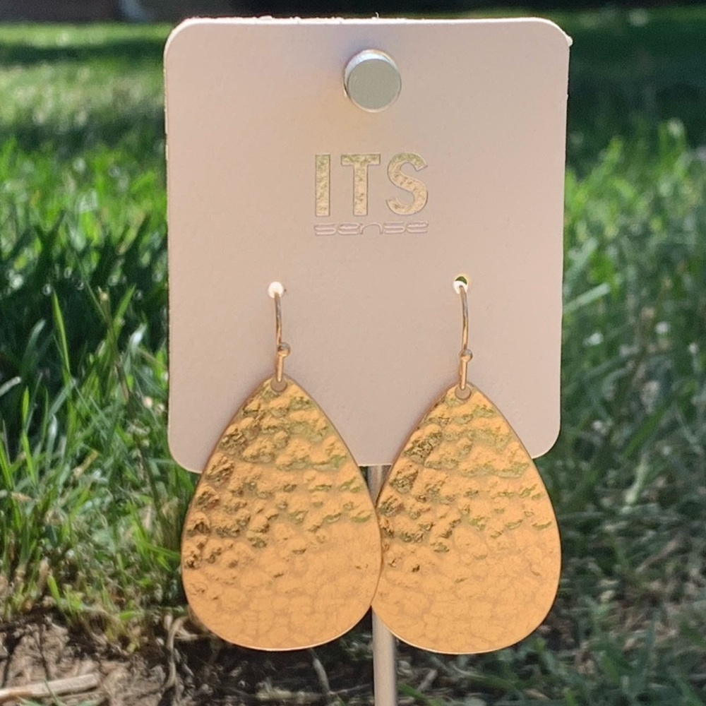 NWT Its Sense Matte Gold Hammered Cast Teardrop Earrings - Picture 3 of 6